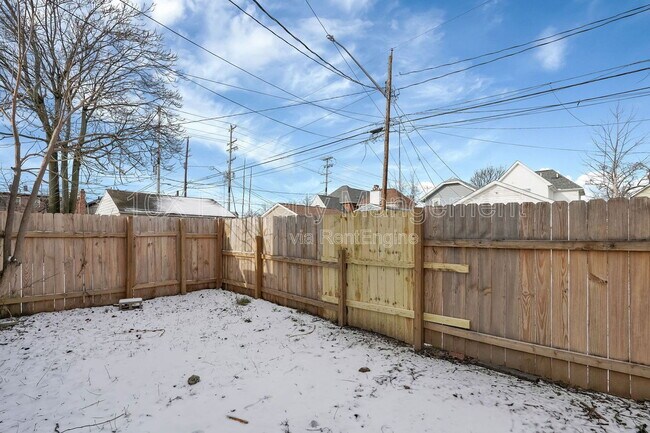 Building Photo - 556 E Whittier St