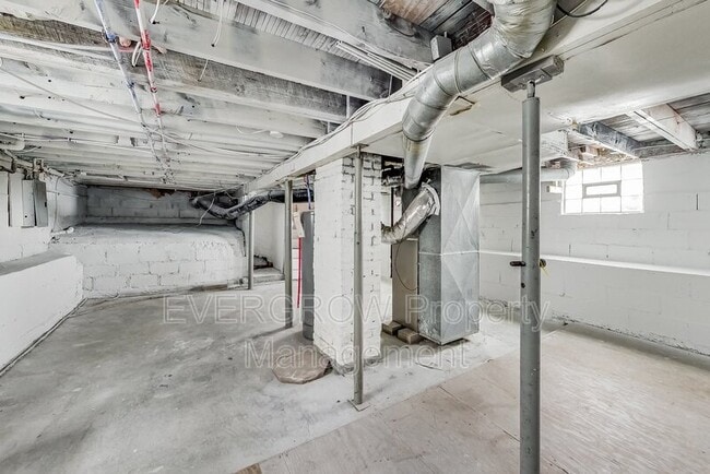 Building Photo - 1417 N Denny St