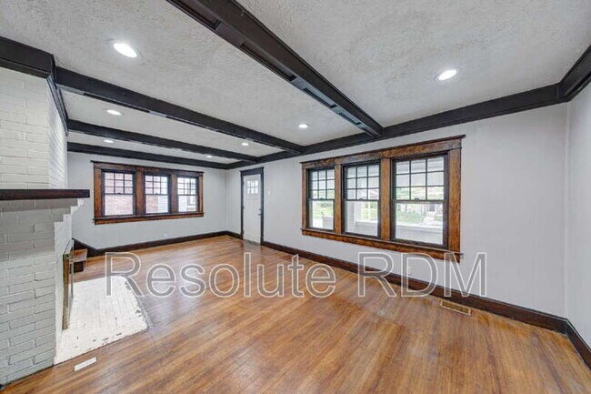Building Photo - 110 N Riley Ave