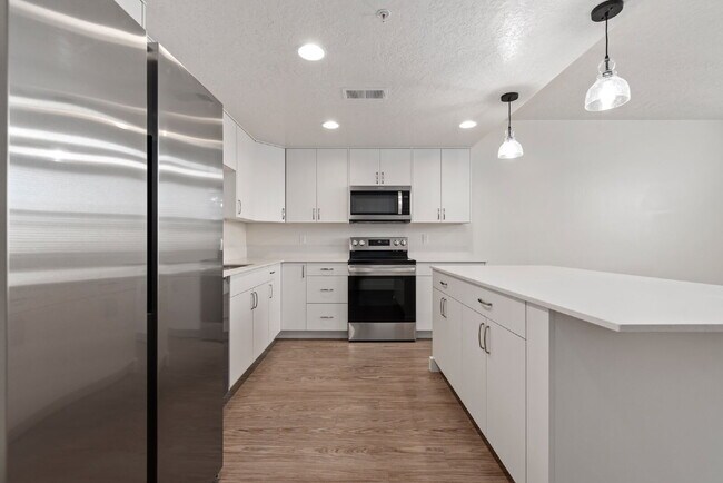 Building Photo - "Discover Comfort & Style: Spacious 3-Bed,...