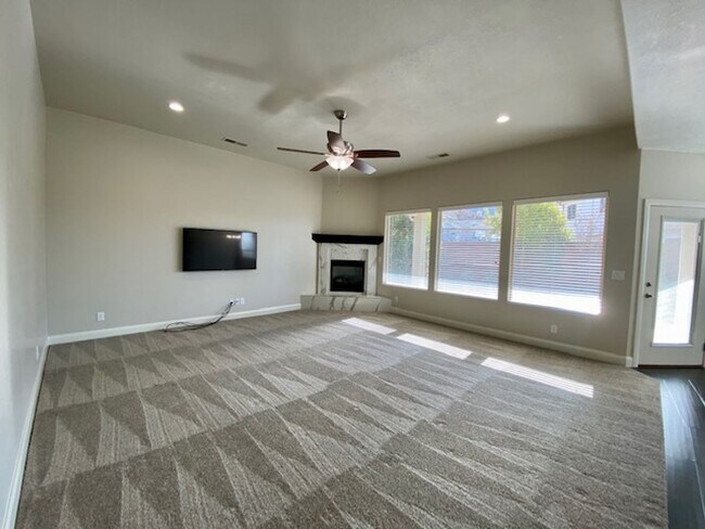 Building Photo - SPACIOUS HOME FOR RENT!