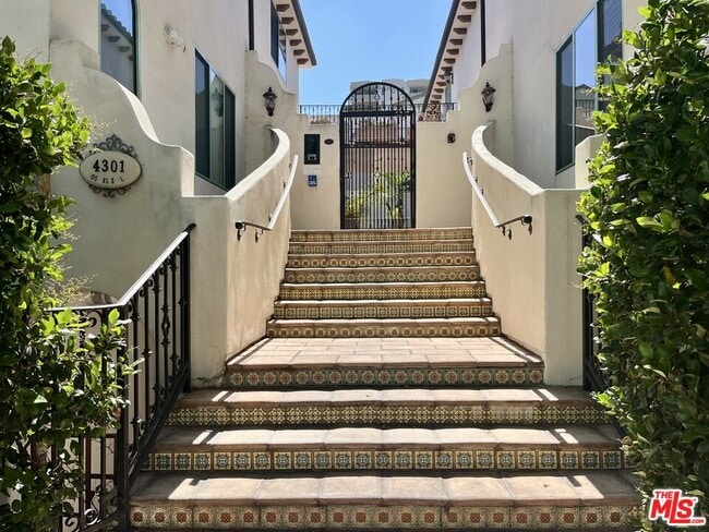 Building Photo - 4301 Los Feliz Blvd