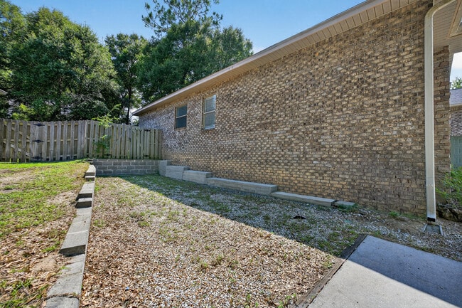 Building Photo - 603 Red Fern Rd