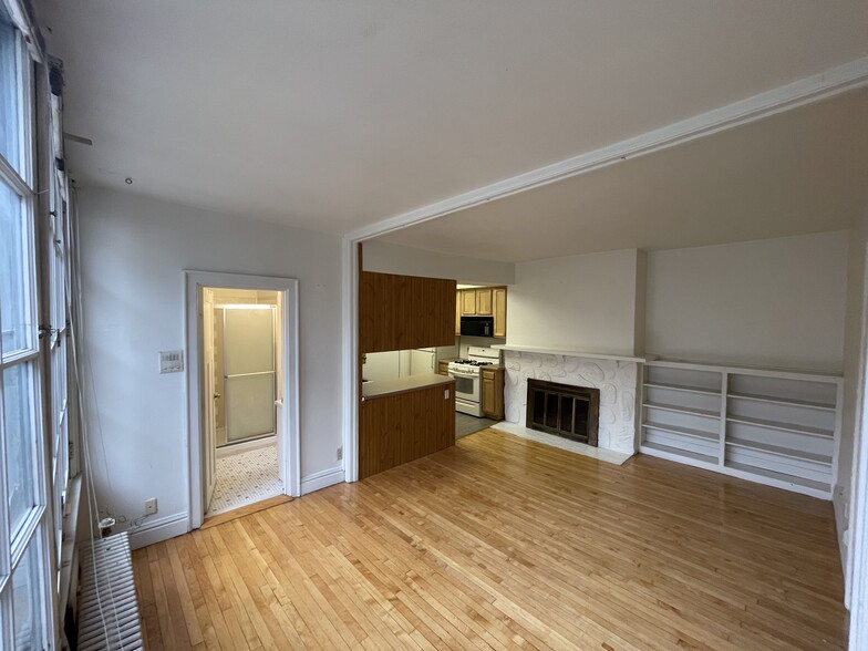 Building Photo - 612 Howard Plz