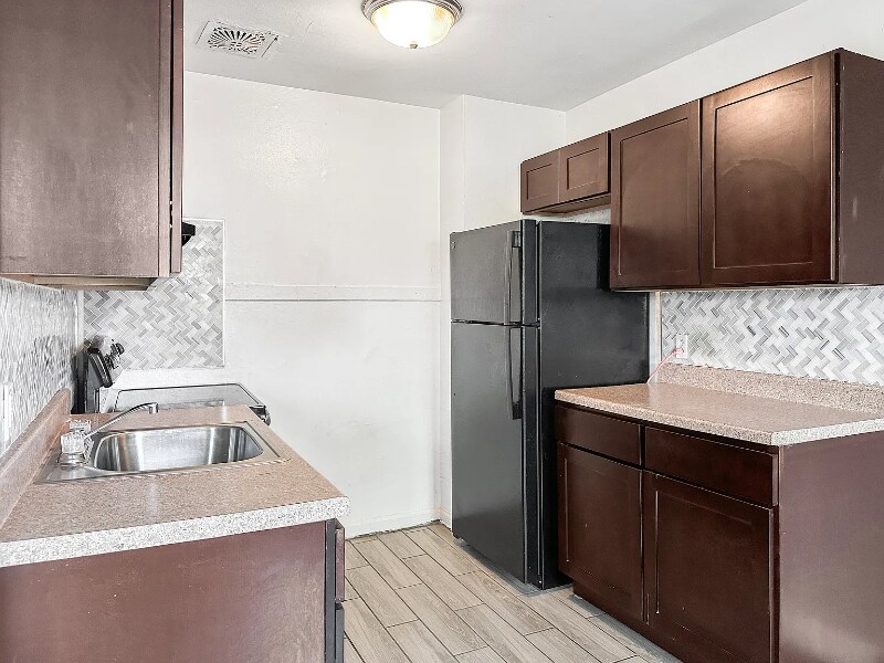 Building Photo - 1545 Medary Ave