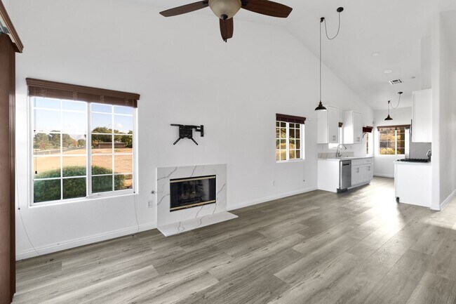 Building Photo - Beautiful 2 Bedroom Condo
