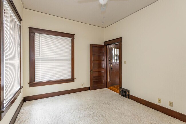 Building Photo - Charming Home - Close to Fort Riley