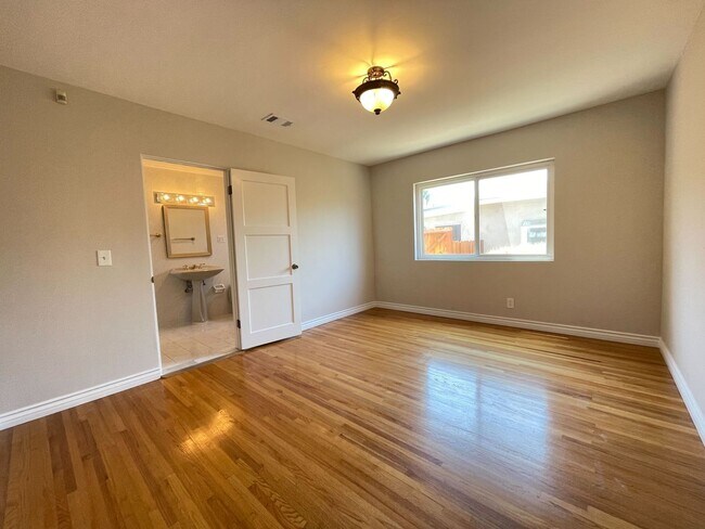 Building Photo - Charming Mission Hills 3-Bedroom Gem with ...