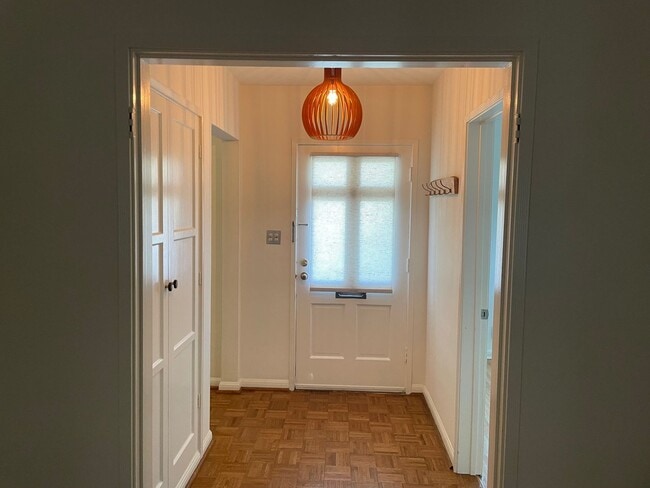 Building Photo - Charming 3-Bedroom Home with Gardener Serv...