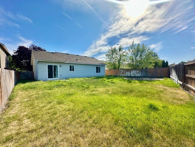 Building Photo - 3 bedroom ranch style home- Newly Renovated!!