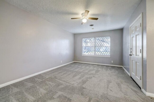 Building Photo - 5505 Nightingale Dr