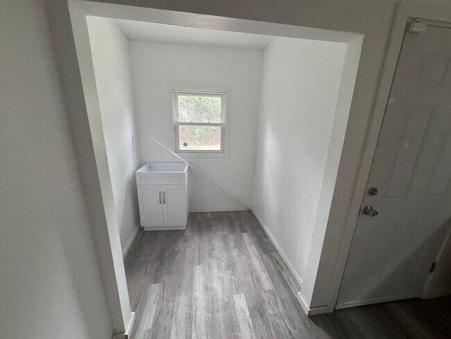 Building Photo - 3 bed/ 1 Bath