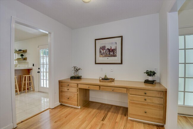 Building Photo - 869 Hickory Ridge Rd