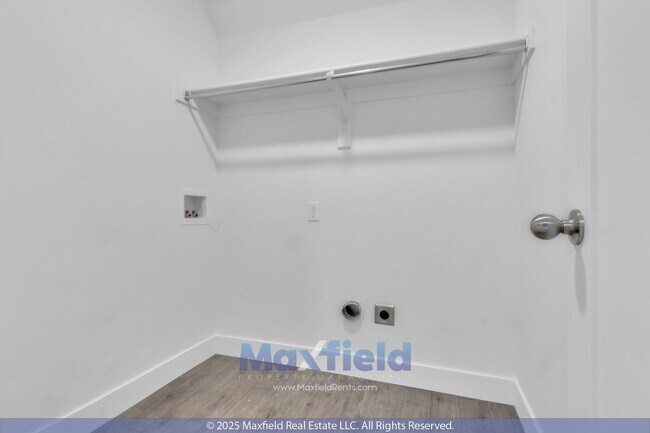 Building Photo - Spacious 5-Bedroom End-Unit Townhome with ...