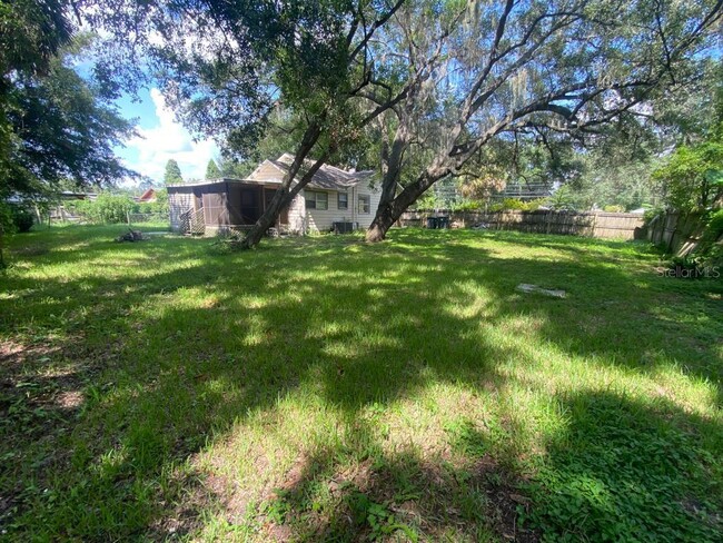 Building Photo - 10415 Gloria St