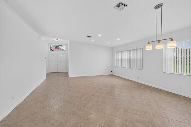 Building Photo - 15415 Summer Lake Dr