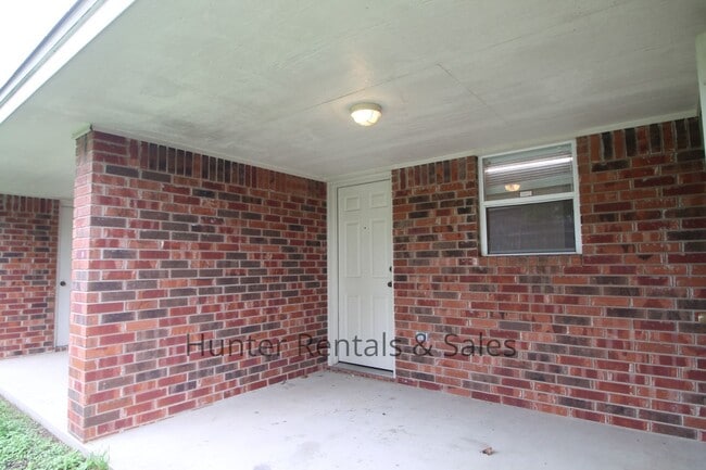 Building Photo - Heights Duplex!