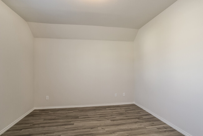 Building Photo - 8638 Doris Oaks Cir