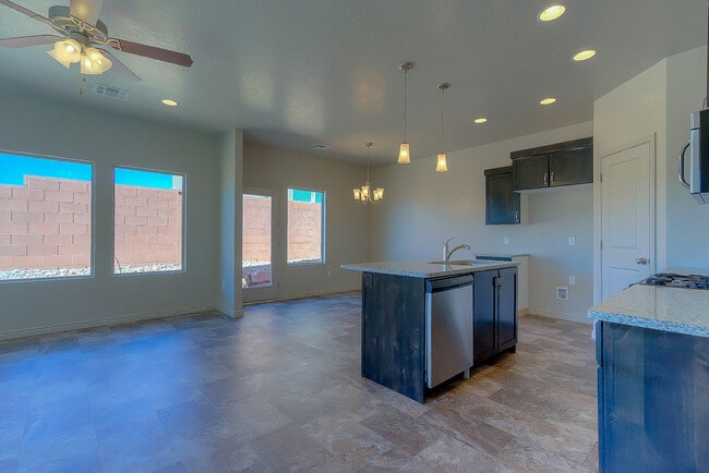 Building Photo - 4 Bedroom End Unit in Sienna Hills! Small Dog Friendly!