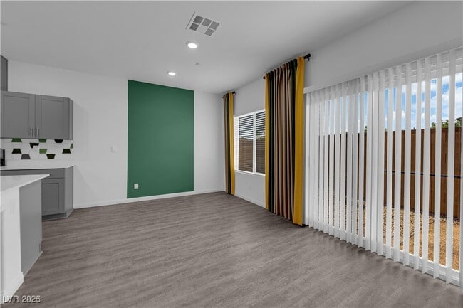 Building Photo - 4747 Bluebird Clfs Ave