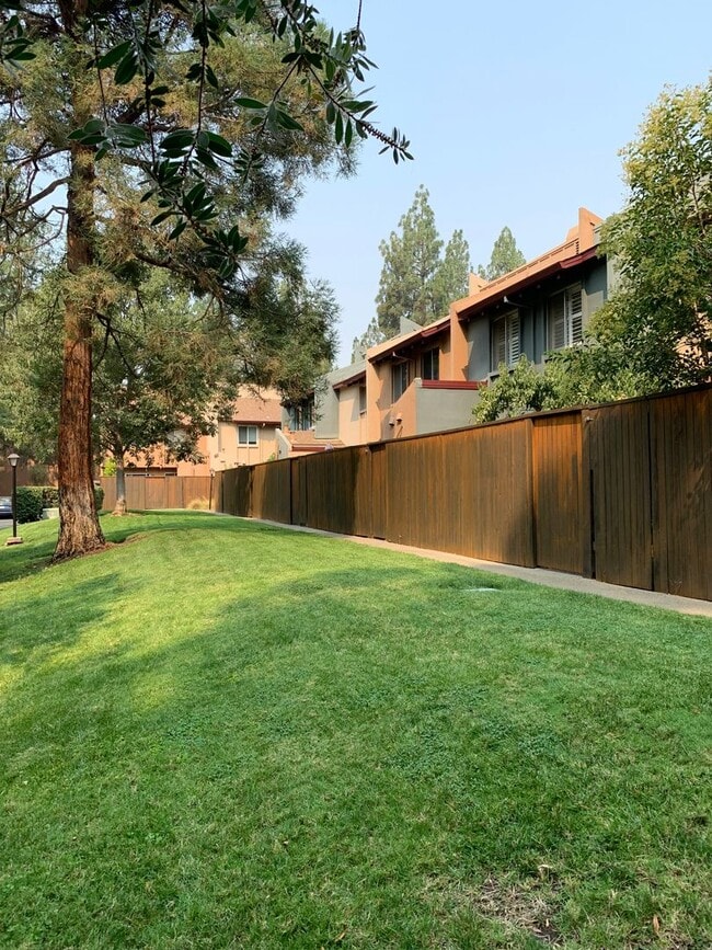 Building Photo - Adorable 3 Bed 1.5 Bath Covell Commons Condo ( fall Rental )