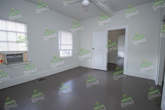 Building Photo - 2 Bedroom, 1 Bathroom Duplex in Downtown C...