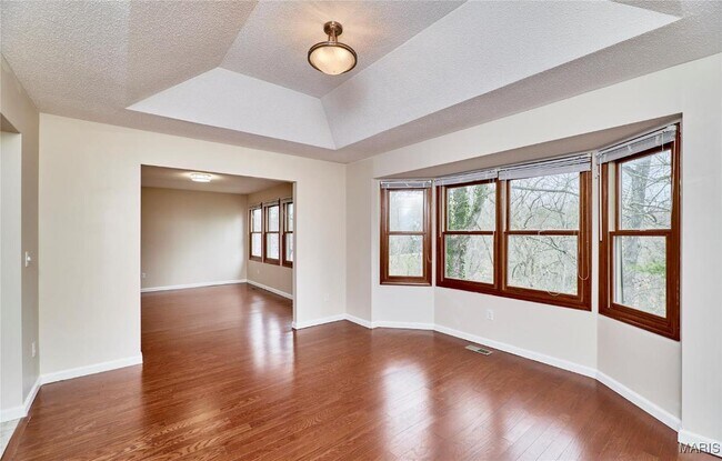 Building Photo - 157 S Kings Rd