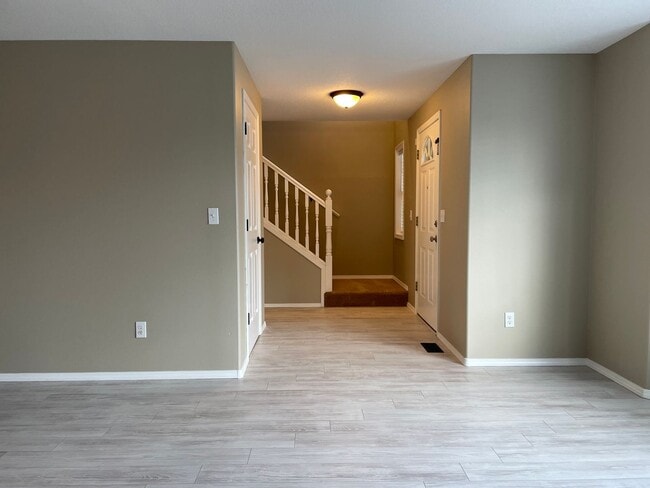 Building Photo - Spacious 5 Bedroom Home! Granite Counters! Pet friendly! Tons of Room for Entertaining!