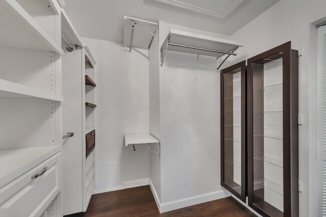 Building Photo - Spacious 6-bedroom, 3-bathroom and pool Tu...