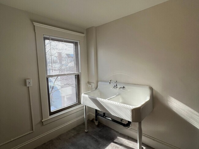 Building Photo - 248 N Main St