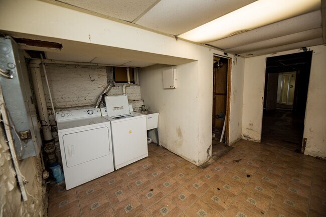 Building Photo - 2026/2027 JHU Off-Campus 5bd/3ba Charles Village w/ W/D & parking!.. Available 6/9/26