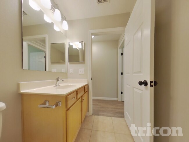 Building Photo - 864 Vanderbilt Dr