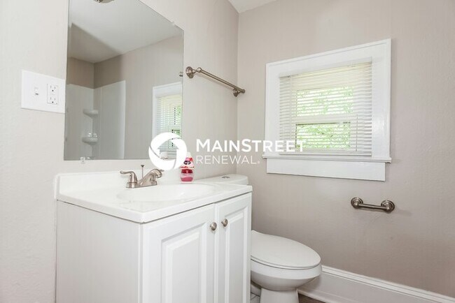 Building Photo - 4 Bedroom Pet-Friendly Home in Charlotte, NC with Main Street Renewal