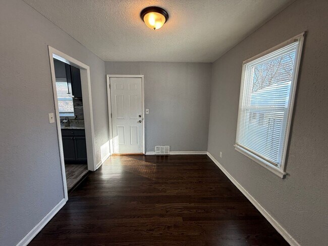 Building Photo - Beautiful 2 Bedroom 1 Bathroom in Kansas City!