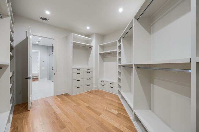 Building Photo - 12427 Pebblebrook Dr