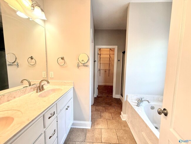 Building Photo - 5031 SE Valley Cove Dr