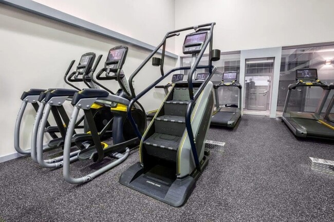 Building Photo - 4308 Chesapeake Dr