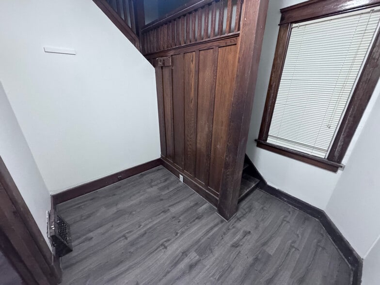 Building Photo - 650 W 3rd St