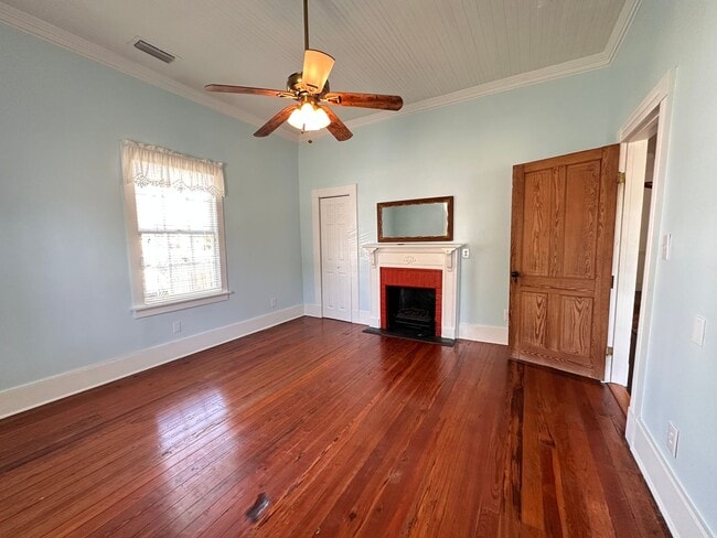 Building Photo - Historic Beauty in the Heart of Downtown F...