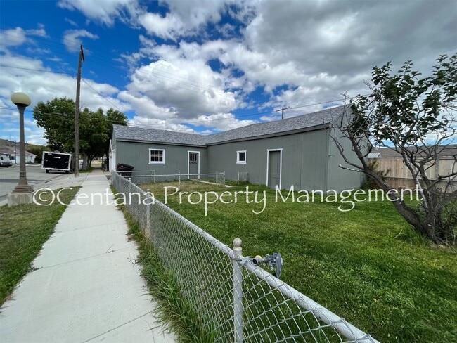 Building Photo - Huge 3 bedroom house with 2 bonus rooms an...