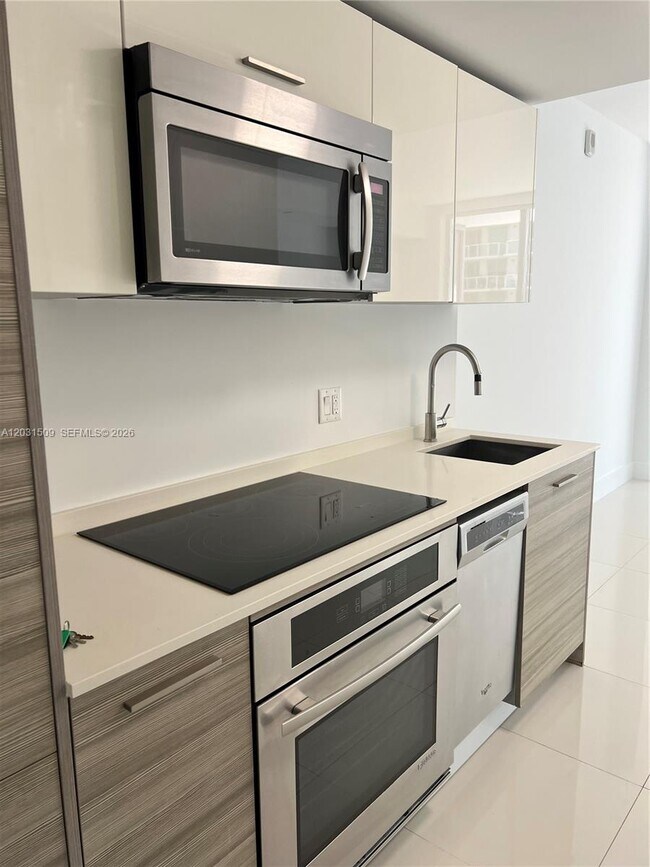 Building Photo - 1300 Brickell Bay Dr