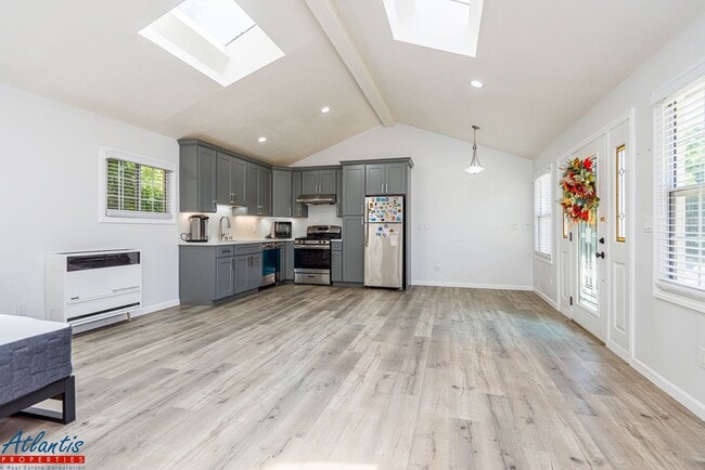 Building Photo - Stunning Home | Desirable Neighborhood | D...