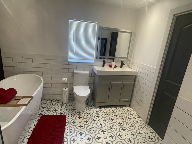 Fog free mirror/ 17" height toilet - 433 Homer Ave