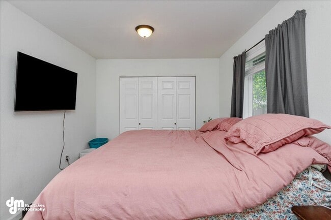 Building Photo - Cozy 3 bedroom 2 bath home w/ fully fenced...
