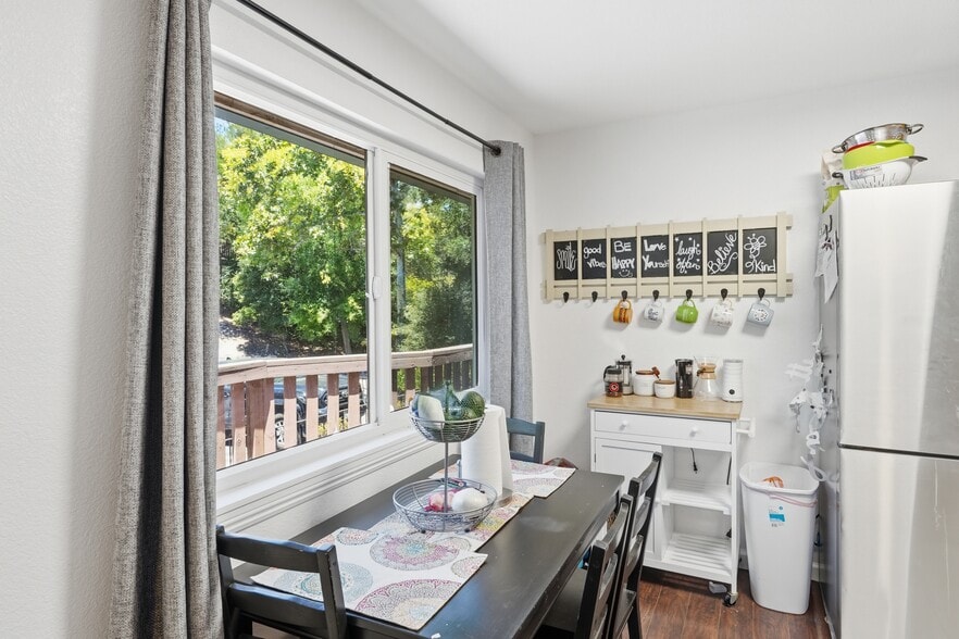 Dining Area - 5580 Traffic Way