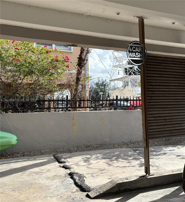 Building Photo - 2500 NE 135th St