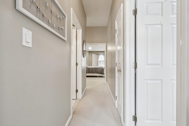 Building Photo - 273 Roslyn Ct