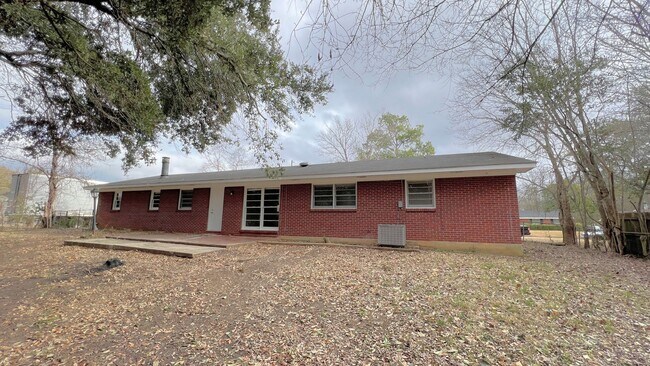 Building Photo - 3-Bedroom just waiting for you !