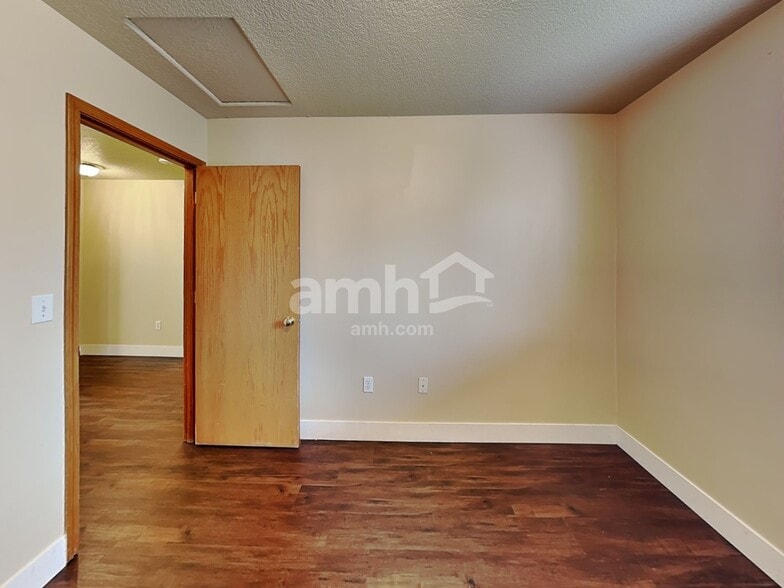 Building Photo - 495 Sunset Ridge Dr