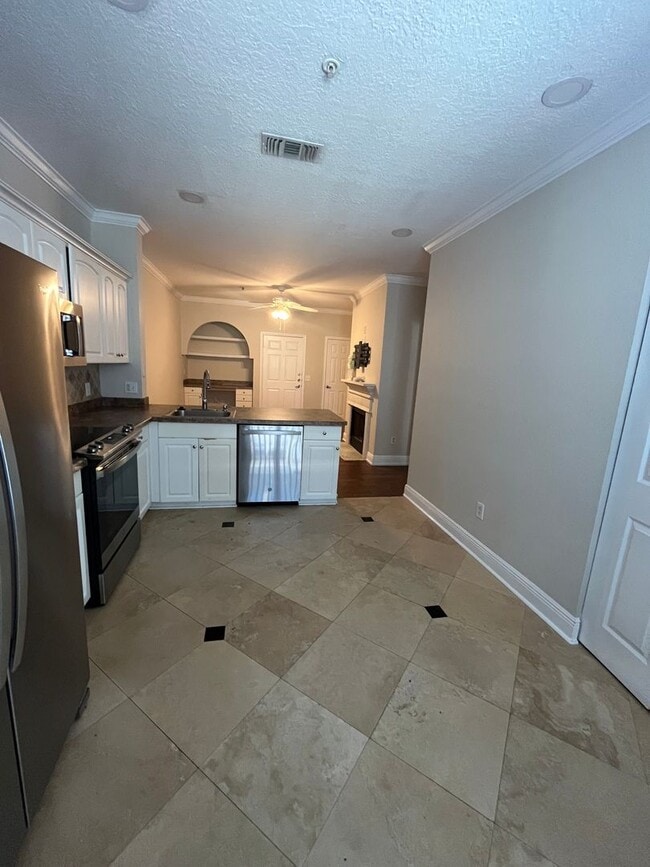 Building Photo - Downtown 1/1 Condo pool view & fireplace with free water/sewer